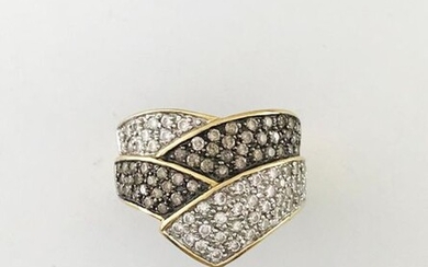 Crossed ribbon ring in 750°/°° gold decorated with brown and white diamond pavé, Finger size 55, Gross weight: 6,31g