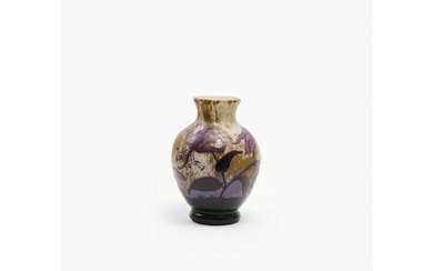 DAUM Important vase balustre sur talon en verre multicouche à décor gravé à l'acide et...
