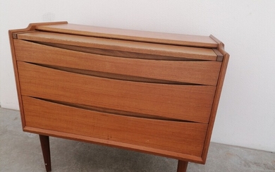 Danish furniture design: Chest of drawer of teak. Front with three drawers, top drawer with flip up mirror and compartments. 1950s. H. 70. W. 60. D. 50 cm.