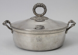 Deckelterrine / A covered silver tureen / Légumier en argent, J.A. Cressend, Paris, nach 1819