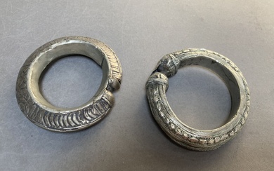 Deux bracelets de cheville en argent, Yémen, XXe siècle Bracelets jonc en argent aux extrémités...