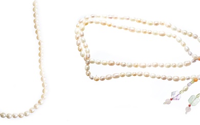 Deux colliers de perles de culture, chinoises pour l'un avec diverses pierres semi-précieuses et japonaises pour l'autre, avec un ferm