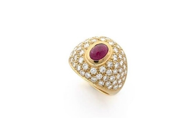 Dome-shaped ring in 18k yellow gold (750‰) adorned with a cabochon ruby in a surrounding of