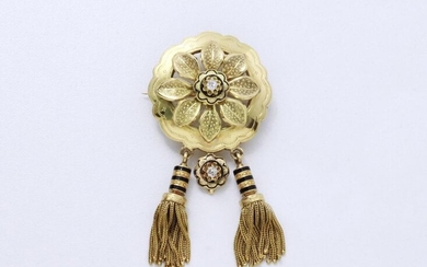 Embossed 750 thousandths gold and black enamel brooch stylizing a flower punctuated with an antique cut diamond. It is embellished with 2 pendants and a smaller flower adorned with an antique cut diamond. French work from the end of the 19th century.