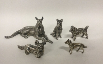 Ensemble de 4 petites sculptures en argent (poinçon minerve) figurant des chiens, poids total :...