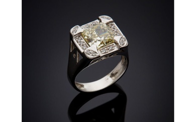 Exceptionnelle bague en or blanc 18 carats (750/000) et diamants, composée d'une monture carrée sertie...