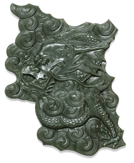 FRAGMENT EN JADE VERT ÉPINARD DYNASTIE QING | 清 青玉雲龍紋殘片 | A spinach green jade 'dragon' fragment, Qing Dynasty