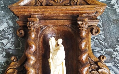 FRONTON de vaisselier en chêne mouluré et sculpté à décor de colonnettes torsadées surmontées d'un...