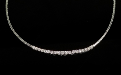 Fine diamond necklace, 750/18K white gold (hallmarked), 13.3g, centrepiece set with 19 brilliant-cu