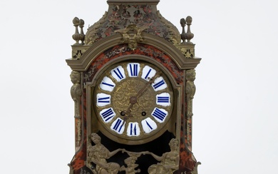 French 19th-century boulle clock after Balthazar Martinot with finely chiselled gilt dial with white enamel cartouches and Roman numbers painted in blue, rich oak case inlaid with Boulle tortoise-shell and lovely romanti
