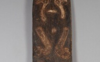 GOLFE DE PAPOUASIE, Papouasie Nouvelle-Guinée. Bois, pigments naturels polychromes. Ancienne planche votive « Gope »...