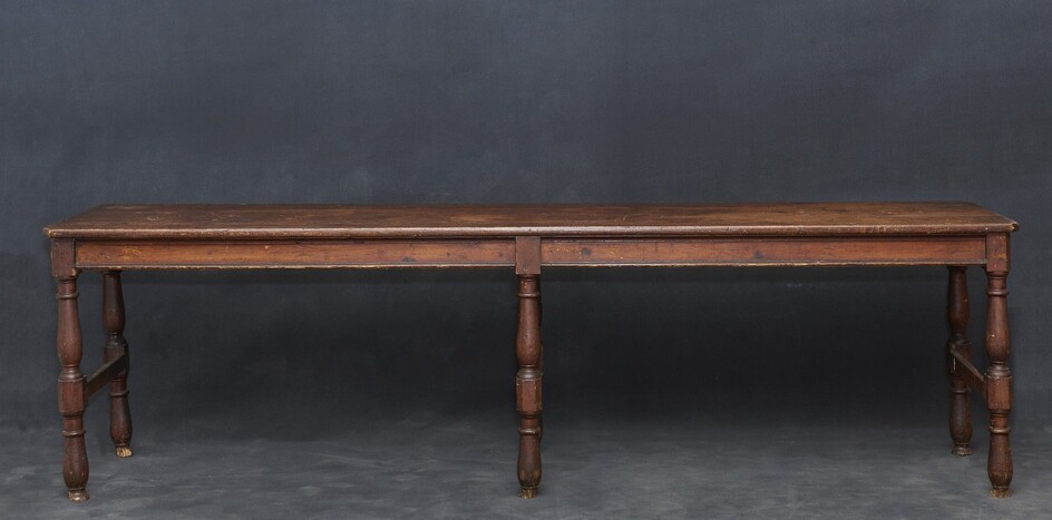 GRANDE TABLE DE TRAVAIL XVIIIe-XIXe siècle Noyer, pieds tournés réunis par des traverses. Dommages aux...