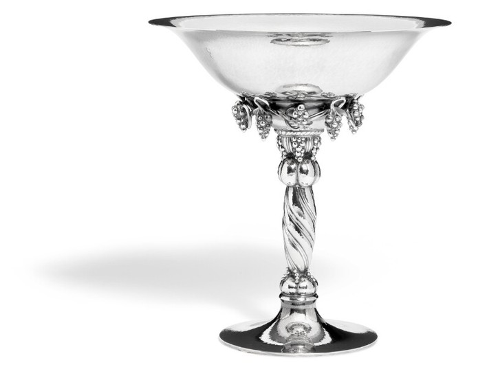 Georg Jensen: A large sterling silver tazza with grapes and hammered surface. H. 27 cm.