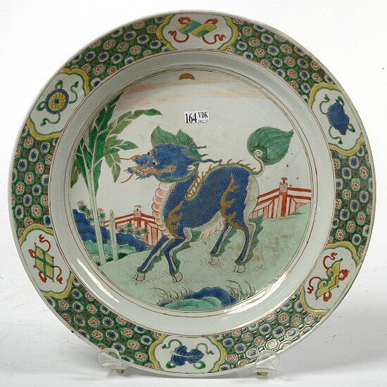 Grand plat rond en porcelaine polychrome de Chine dite "Famille verte" décoré d’un "Qilin". Marque au miroir en bleu sous couverte. Epoque: fin XVIIème - début XVIIIème, période Kangxi. (Un éclat et un fêle-Diam.:+/-36,8cm.