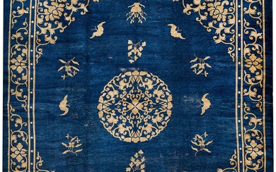 Grand tapis ancien de Pékin Chine. Vers 1920-1930, laine sur coton. Dans le champ intérieur...