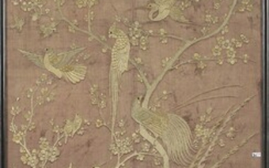 Grande broderie en soie illustrant des "Oiseaux sur branches fleuries". Travail chinois. Epoque : fin...