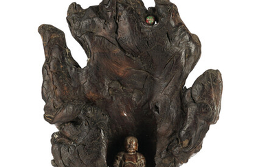 Grotte en bois renfermant un Bouddha assis en bois, Chine, h. 49 cm (grotte) et 9 cm (Bouddha)