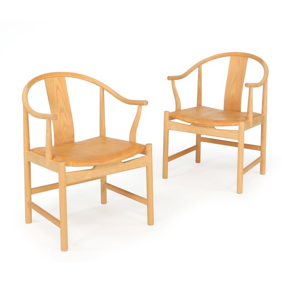 Hans J. Wegner: A pair of “china” armchairs of ash wood. Seat upholstered with patinated natural leather. Manufactured by PP Møbler. (2)