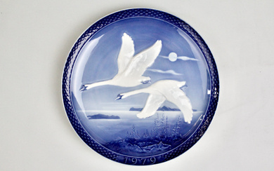 Hutschenreuther. Декоративная тарелка с рельефным рисунком "Лебеди".