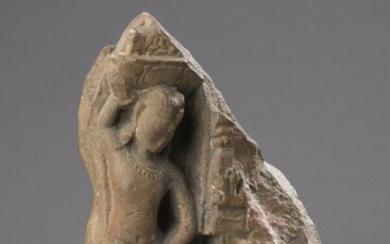INDE, XII - XIIIe siècle Fragment de stèle... - Lot 64 - De Baecque et Associés