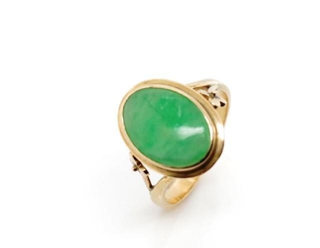 Jade and rose gold ring rubbed marks. Approx weight 4.6 gram...