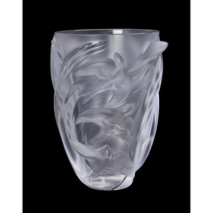 Lalique, Cristal Lalique, Martinet, a frosted glass vase