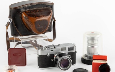 Leica, modèle M2, un appareil photo analogique. Dans un étui en cuir d'origine, marqué Leica....
