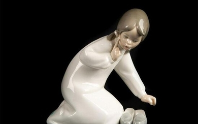 Little Girl w/Slippers 1004523 - Lladro Porcelain