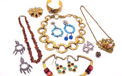 Lot de bijoux fantaisie comprenant : un grand collier Yves Saint Laurent à décor d'anneaux...