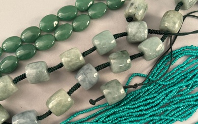 Lot de trois colliers, l’un en perles de turquoises, et les deux autres en jadéite....