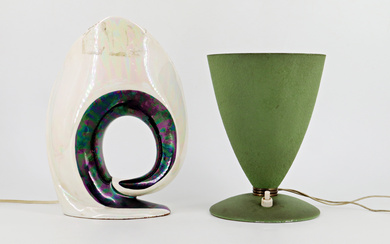Lotto composto da due lampade da tavolo in metallo smaltato verde e ceramica bianca e nera iridata. Italia, anni '50/'60.…