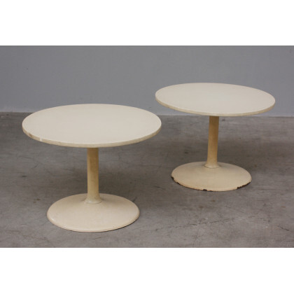 Lotto composto da due tavolini da salotto con piano circolare in legno verniciato bianco, base in metallo verniciato bianco. Italia,...