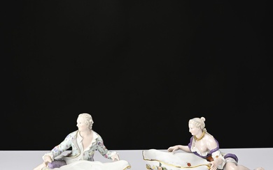 MEISSEN, paire de raviers en porcelaine polychrome à décor de personnages tenant une coupe Marque...
