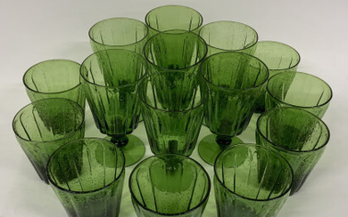 Manifattura di Empoli Lotto composto da sette calici e otto bicchieri in vetro trasparente verde con inclusione di bolle. Italia,...