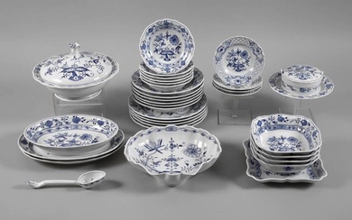 Meissen Service de table "motif oignon pour cinq/six personnes, 33 pièces, marques d'épées bleues sous...