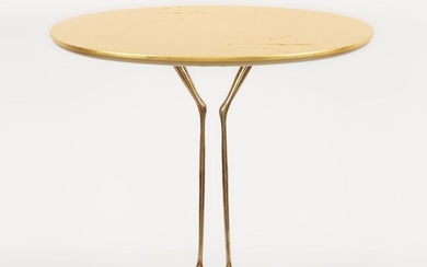 Meret OPPENHEIM (1913-1985) Traccia Table basse à plateau doré à la feuille à décor d'empreintes....