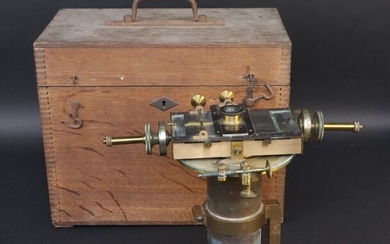Astronomical micrometer by R. MAILHAT. Operates at 41 Bd Saint Jacques Paris. Presented in its oak carrying case. Beginning of XX°. Missing accessories