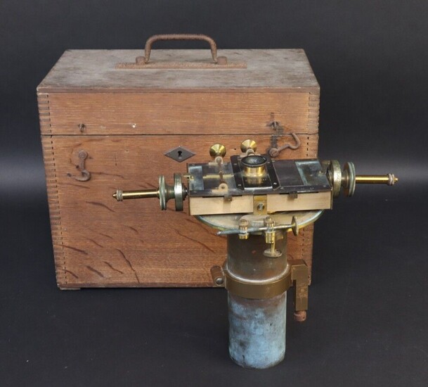 Astronomical micrometer by R. MAILHAT. Operates at 41 Bd Saint Jacques Paris. Presented in its oak carrying case. Beginning of XX°. Missing accessories