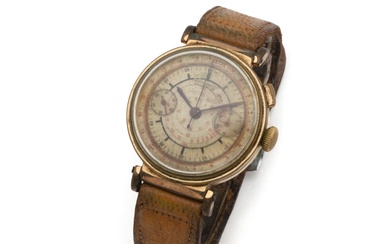 Montre chronographe monopoussoir en métal doré, boîtier de forme ronde, cadran argenté taché 2 compteurs...