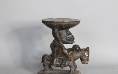 NIGERIA Petit tabouret à décor d'un cavalier...