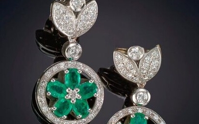 PENDANT EARRINGS OF EMERALDS IN THE SHAPE OF A FLOWER, FRINGED WITH RHINESTONES, HANGING FROM PAVÉ LEAVES OF RHINESTONES. Mounting in 18k white gold. Total weight of the diamonds: 1.64ct. approx. Output: 2.190,00 Euros. (364.385 Ptas.)