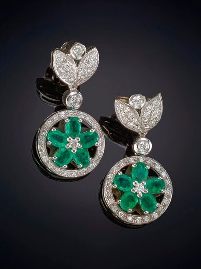 PENDANT EARRINGS OF EMERALDS IN THE SHAPE OF A FLOWER, FRINGED WITH RHINESTONES, HANGING FROM PAVÉ LEAVES OF RHINESTONES. Mounting in 18k white gold. Total weight of the diamonds: 1.64ct. approx. Output: 2.190,00 Euros. (364.385 Ptas.)