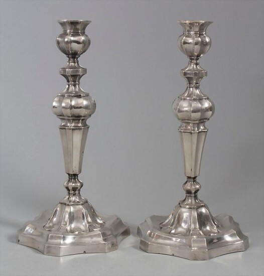 Paar Kerzenleuchter / A pair of silver candleholders / Une paire de bougeoirs en argent massif 19ème, Etienne Auguste Courtois, Paris, 1839 1847