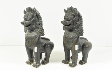 Pair of Fô dogs in bronze (Ht 27cm)