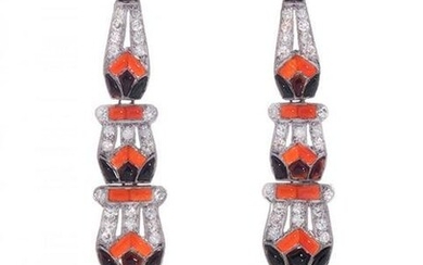 Pair of long earrings, art deco style with coral and onyx diamonds, with a clear oriental influence.