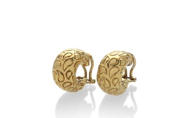 Pair of rounded semicircle earrings in yellow gold engraved with floral motifs