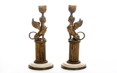 Paire de bougeoirs représentant deux sphinges en bronze