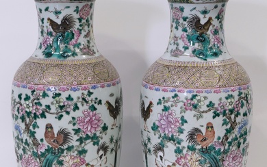 Paire de vases balustre en porcelaine à décor émaillé de coqs dans le goût de...