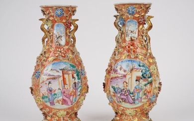 Paire de vases de forme balustre en porcelaine et émaux type "palette de mandarin", décor...