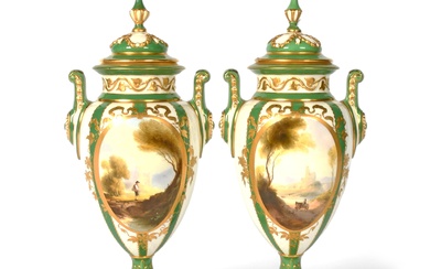 Paire de vases et de couvercles Royal Worcester, datés de 1912, de forme 2486, peints...